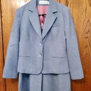 Women's 2 piece Fay's Closet size 13/14 suit. Gray